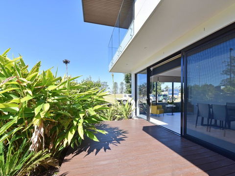 Villa Sorrento Waterside At Trinity Point - Accommodation Yamba 2