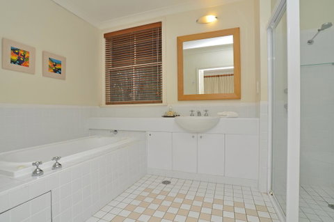 Villa Spa Executive 1br Champagne Resort Condo Located Within Cypress Lakes Resort (nothing Is More Central) - Accommodation Yamba 2