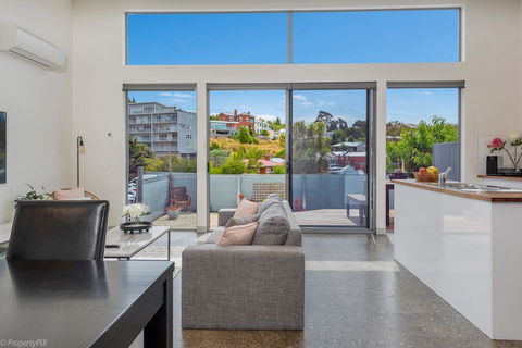 Walk To Salamanca, Queens Cottage LUX 3bdm Queens Cottage - Accommodation Yamba 2