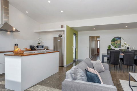 Walk To Salamanca, Queens Cottage LUX 3bdm Queens Cottage - Accommodation Yamba 1