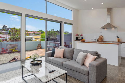Walk To Salamanca, Queens Cottage LUX 3bdm Queens Cottage - Accommodation Yamba 0