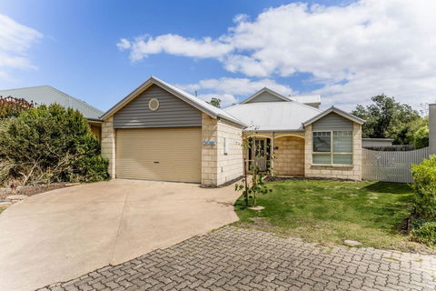 WALKIN ON SUNSHINE - STROLL TO BEACH BREAK - Accommodation Yamba 0
