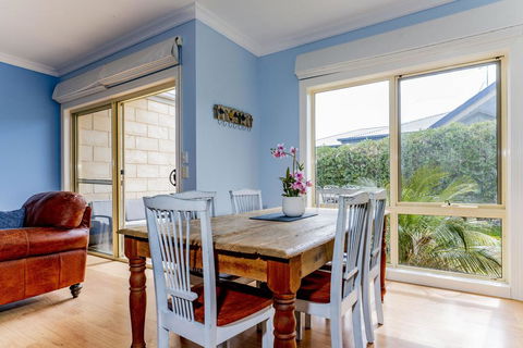 WALKIN ON SUNSHINE - STROLL TO BEACH BREAK - Accommodation Yamba 1