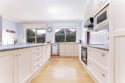 WALKIN ON SUNSHINE - STROLL TO BEACH BREAK - Accommodation Yamba 2