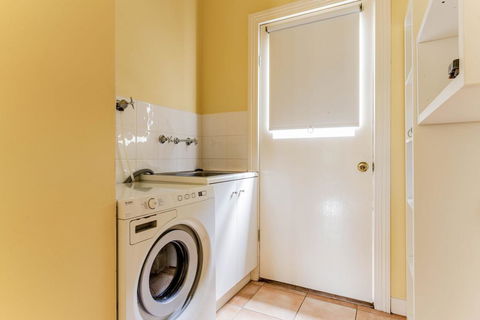 WALKIN' ON SUNSHINE - Accommodation Yamba 3