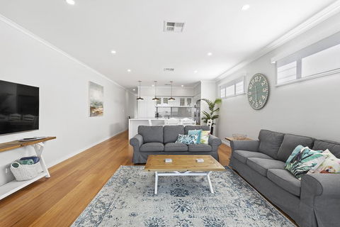 Wanda Waterfront Retreat - Beautiful Beach House - Accommodation Yamba 3