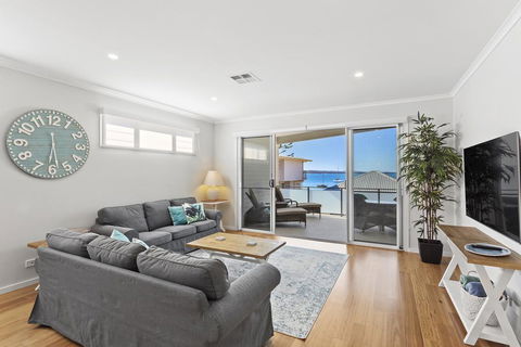 Wanda Waterfront Retreat - Beautiful Beach House - Accommodation Yamba 2