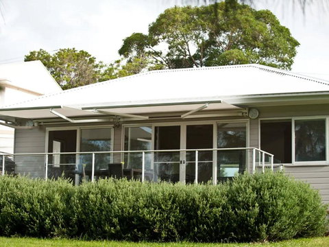 Wangi Lakehouse - Renovated Lake Macquarie Lakefront Location - Accommodation Yamba 2