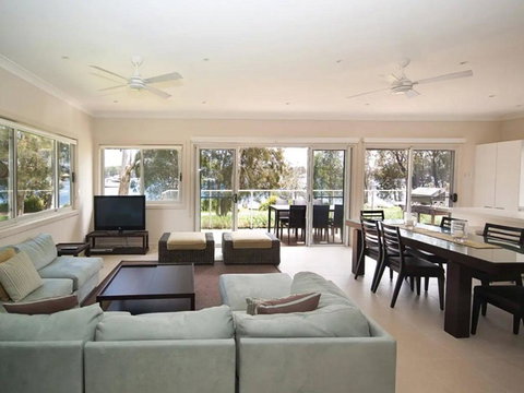 Wangi Lakehouse - Renovated Lake Macquarie Lakefront Location - Accommodation Yamba 0