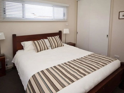 Wangi Lakehouse - Renovated Lake Macquarie Lakefront Location - Accommodation Yamba 3