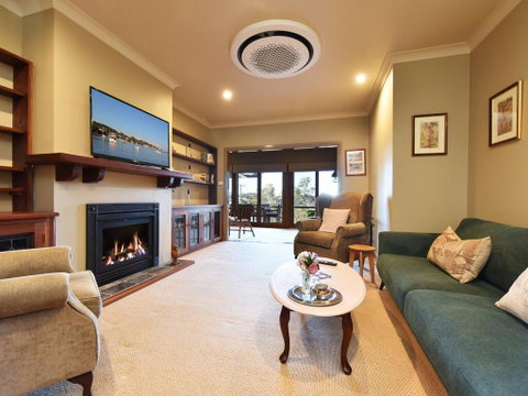 Wangi Waterfront Delight Estate - Waterfront Reserve Home - Accommodation Yamba 1