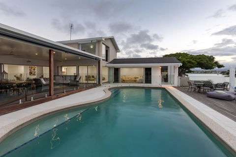 Waterfront Entertainer - Accommodation Yamba 2