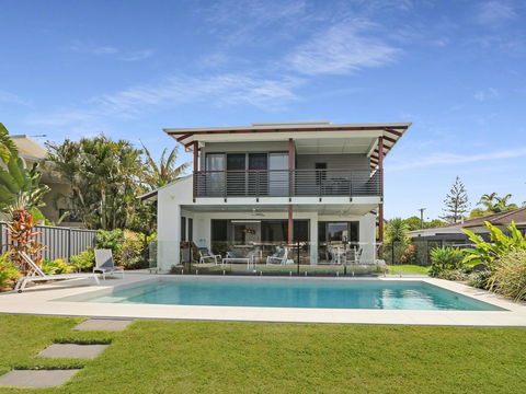 WATERFRONT HOME BORDERING MOOLOOLABA - Accommodation Yamba 0
