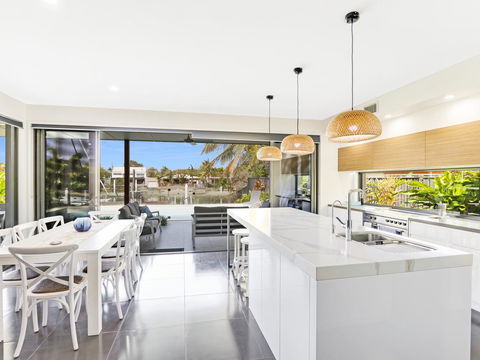 WATERFRONT HOME BORDERING MOOLOOLABA - Accommodation Yamba 3