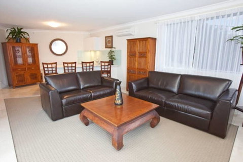 Waterfront On Manly Harbour - Accommodation Yamba 2