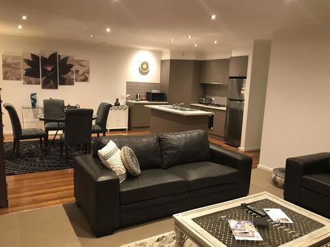 Black Lotus Townhouse - Accommodation Yamba 3