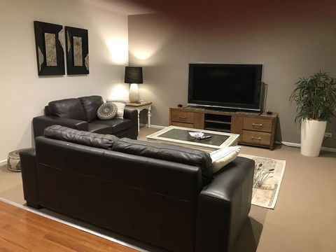 Black Lotus Townhouse - Accommodation Yamba 7