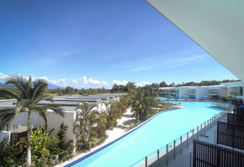 Pool Resort Port Douglas - Accommodation Yamba 11