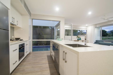 Pool Resort Port Douglas - Accommodation Yamba 40