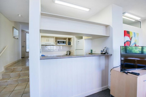 Tiki Hotel Apartments Surfers Paradise - Accommodation Yamba 9