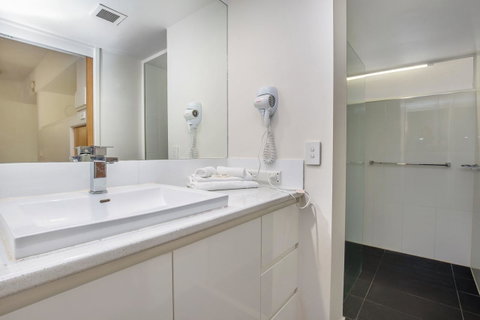 Tiki Hotel Apartments Surfers Paradise - Accommodation Yamba 5