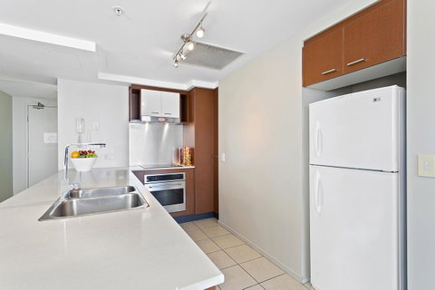 Beach Stay - Ocean & Riverview Resort Chevron Renaissance Central Surfers Paradise - Accommodation Yamba 5