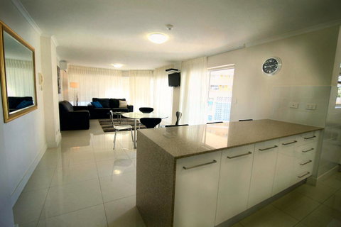 Grosvenor Beachfront Apartments Surfers Paradise - Accommodation Yamba 3