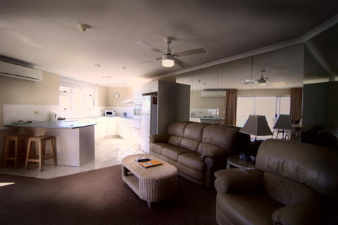 Grosvenor Beachfront Apartments Surfers Paradise - Accommodation Yamba 9
