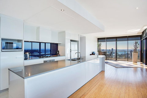 Mantra Circle On Cavill - Accommodation Yamba 3