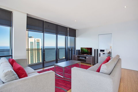 Mantra Circle On Cavill - Accommodation Yamba 2