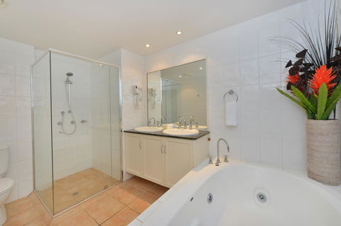 Cayman Villas Port Douglas - Accommodation Yamba 25