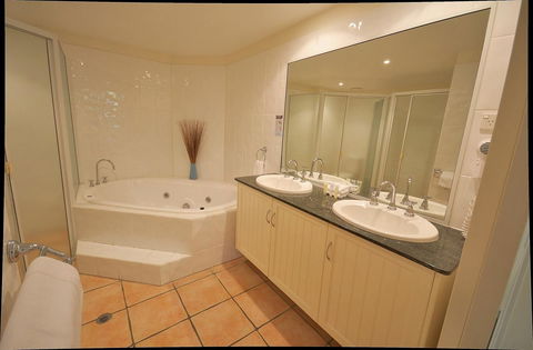 Cayman Villas Port Douglas - Accommodation Yamba 12