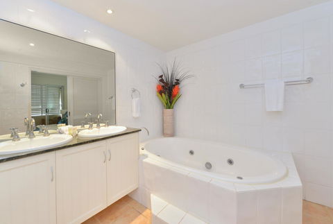 Cayman Villas Port Douglas - Accommodation Yamba 24