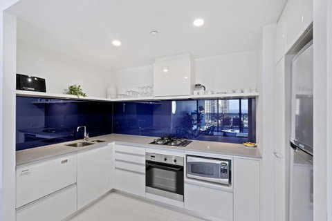Circle On Cavill - Gclr - Accommodation Yamba 4