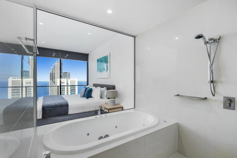 Circle On Cavill - Gclr - Accommodation Yamba 16