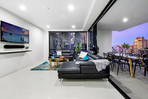 Circle On Cavill, Apartments And Sub Penthouses - We Accommodate - Accommodation Yamba 36