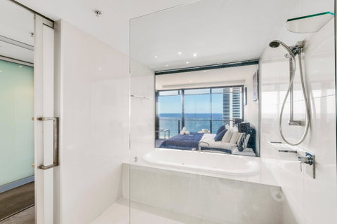 Circle On Cavill, Apartments And Sub Penthouses - We Accommodate - Accommodation Yamba 28