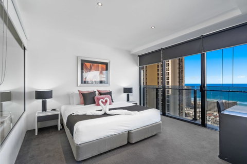 Circle On Cavill, Apartments And Sub Penthouses - We Accommodate - Accommodation Yamba 3