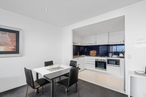 Circle On Cavill, Apartments And Sub Penthouses - We Accommodate - Accommodation Yamba 5