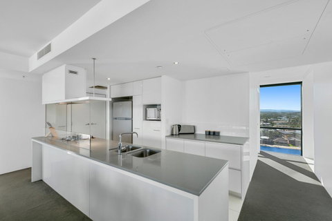 Circle On Cavill, Apartments And Sub Penthouses - We Accommodate - Accommodation Yamba 32