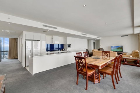 Circle On Cavill, Apartments And Sub Penthouses - We Accommodate - Accommodation Yamba 2