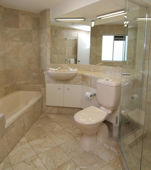 Surfers Mayfair - Accommodation Yamba 10