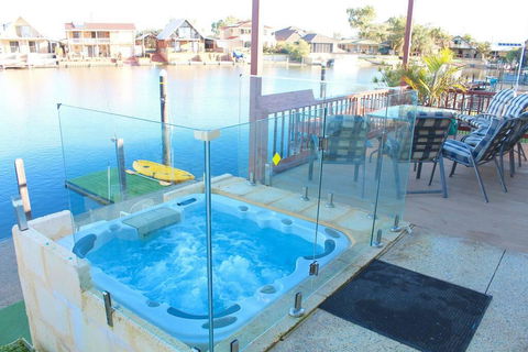 Waterside Resort Style - Accommodation Yamba 0