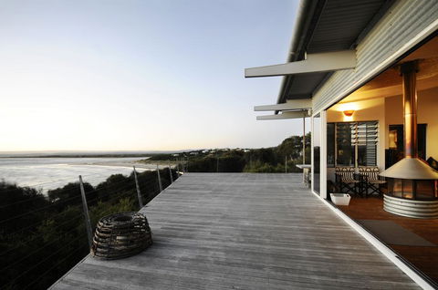 Waves - Accommodation Yamba 2