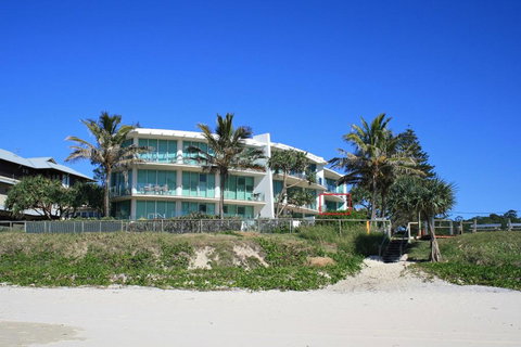 WAVES 203 ON CURRUMBIN - Accommodation Yamba 3