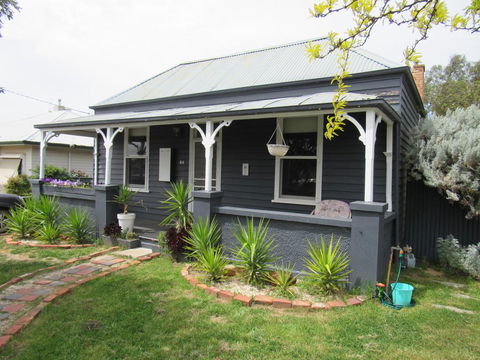Welcome Stranger Cottage - Accommodation Yamba 0