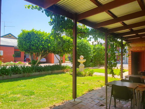 Wentworth Central Motor Inn - Accommodation Yamba 0