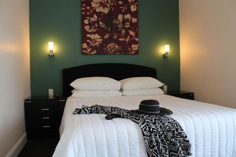 Whale Inn & Restaurant - Accommodation Yamba 0