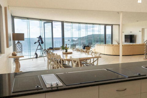 Whale View - Grand Luxurious Beachfront Home - Accommodation Yamba 1