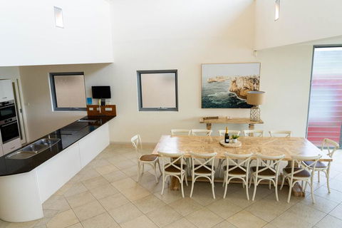 Whale View - Grand Luxurious Beachfront Home - Accommodation Yamba 2